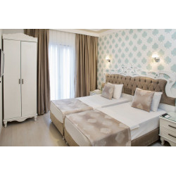 Deluxe Newport Hotel